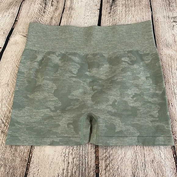 ! Pants - NWOT! Women’s light green camo butt lift biker shorts Large